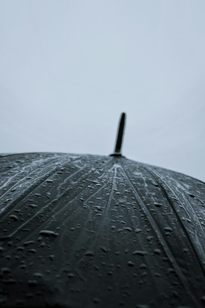 Avocat en droit des contrats Rouen — cabinet Borcha Avocat, parapluie sous la pluie symbole de protection juridique